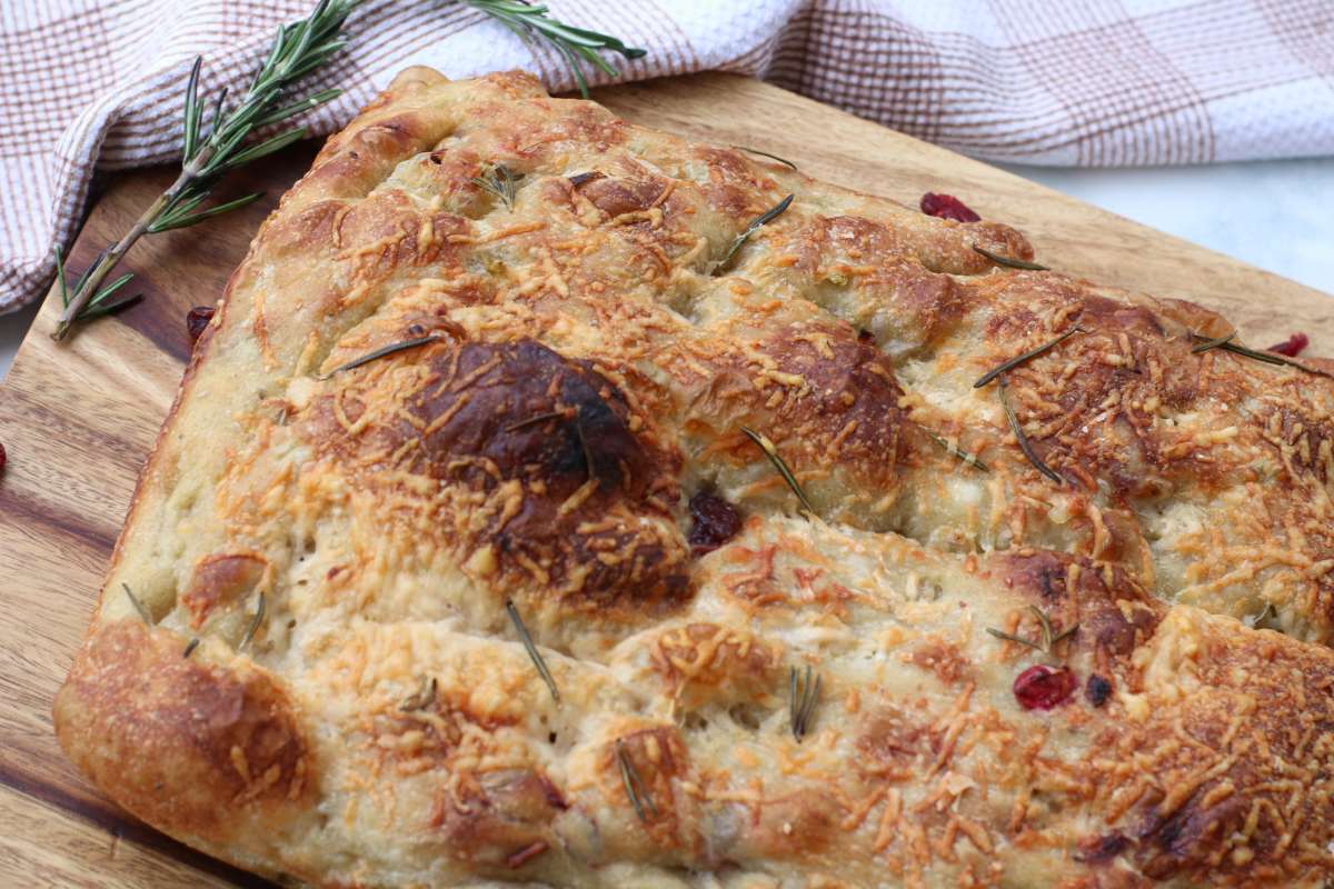 focaccia with rosemary toppings 